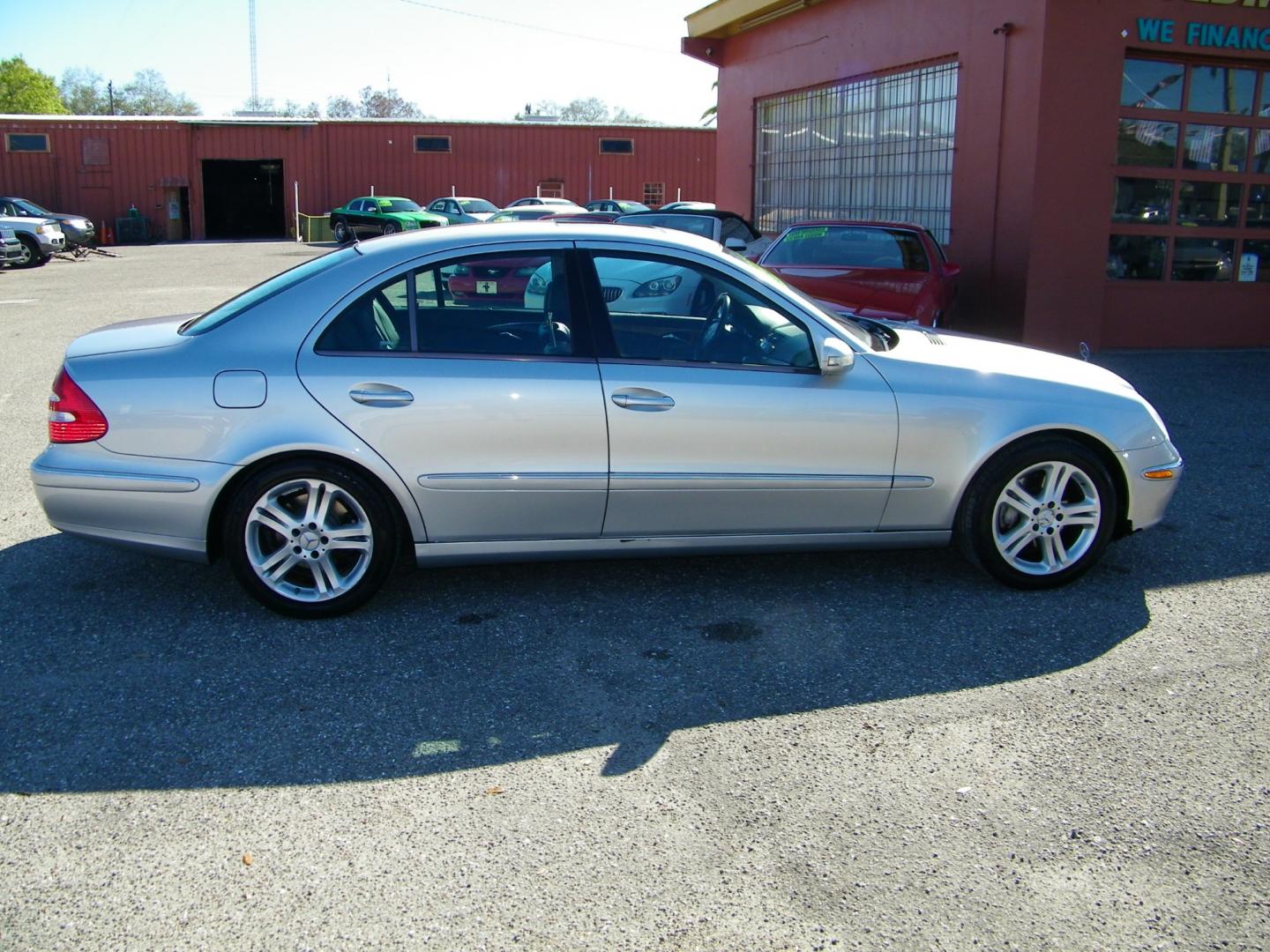 2005 Silver /Black Mercedes-Benz E-Class E500 (WDBUF70J75A) with an 5.0L V8 SOHC 24V engine, Automatic transmission, located at 4000 Bee Ridge Road, Sarasota, FL, 34233, (941) 926-0300, 27.298664, -82.489151 - Photo#6